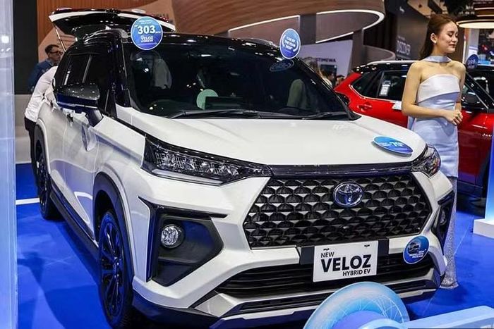 Phân khúc MPV tại Việt Nam đang ngày càng nóng lên với sự cạnh tranh khốc liệt. Mitsubishi Xpander hiện vẫn giữ vị thế dẫn đầu, dù đã có bản hybrid tại Thái Lan và Indonesia nhưng chưa xuất hiện ở thị trường trong nước. Trong khi đó, nếu Toyota kịp thời đưa Veloz Cross Hybrid về Việt Nam, mẫu xe này sẽ sở hữu lợi thế tiên phong đáng kể.