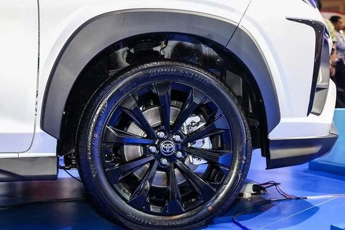 Ngoài ra, bản Modellista còn có các chi tiết mạ crôm tối màu ở cửa hậu, cảm biến đỗ xe phía trước, ốp vòm bánh xe màu đen, cụm đèn hậu nối liền với đèn báo rẽ hiệu ứng chạy và màn hình giải trí gắn trên trần xe. Tất cả các phiên bản đều sử dụng mâm hợp kim 17 inch kết hợp lốp kích thước 205/50.