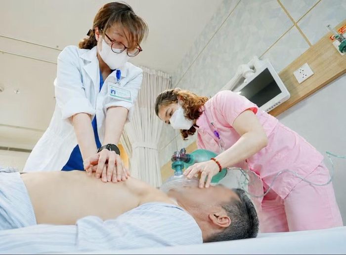 Các bác sĩ hồi sức tim phổi cho bệnh nhân - Ảnh BVCC