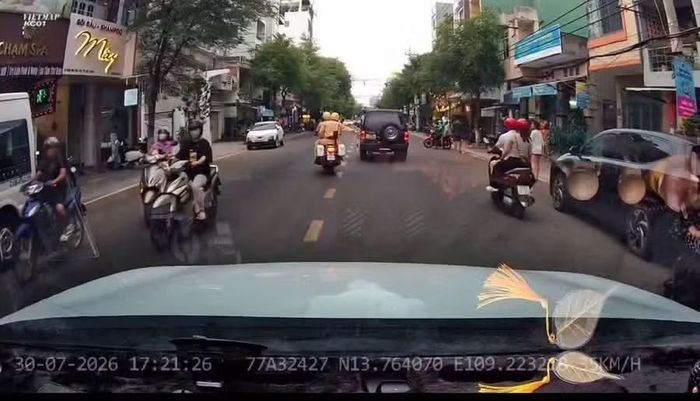 CSGT Gia Lai hỗ trợ mở đường đưa nạn nhân đứt lìa tay đi cấp cứu. Ảnh: GTV