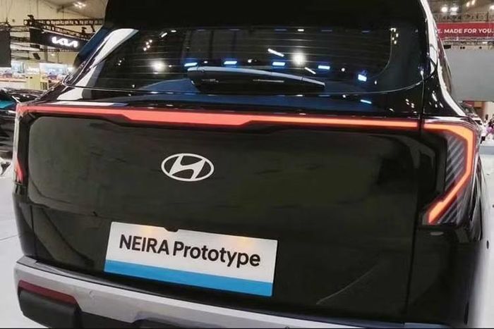 Hyundai dự định sản xuất mẫu xe này tại tại nhà máy Hyundai Motor Manufacturing Indonesia (HMMI). Công ty cho biết Neira sẽ tiếp tục được hoàn thiện trước khi chính thức ra mắt thị trường, vì chiếc xe trưng bày tại GIIAS 2026 vẫn chỉ là nguyên mẫu.