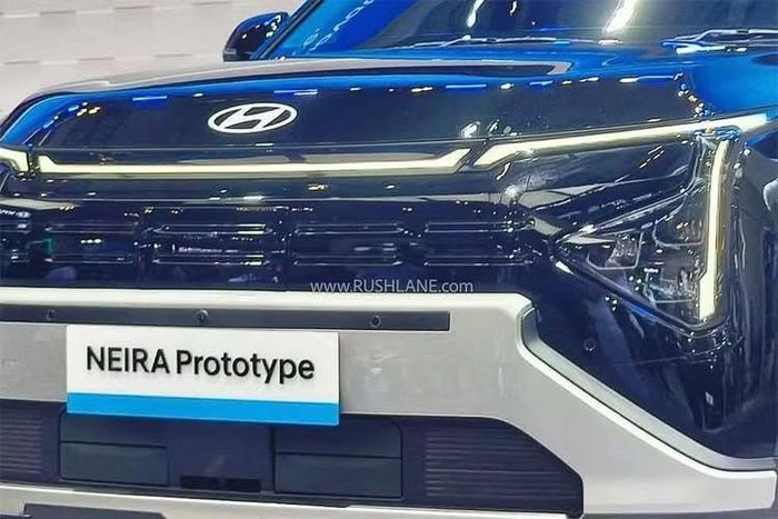 Một chiến lược như vậy không phải là điều bất thường. Hyundai và Kia đã chia sẻ nền tảng, hệ thống truyền động và công nghệ trên nhiều sản phẩm. Tại Ấn Độ, Creta và Seltos là những ví dụ nổi bật, nơi nền tảng chung được kết hợp với thiết kế ngoại thất và nội thất khác nhau. Hyundai chưa xác nhận bất kỳ mối liên hệ kỹ thuật nào giữa Neira và Carens EV.