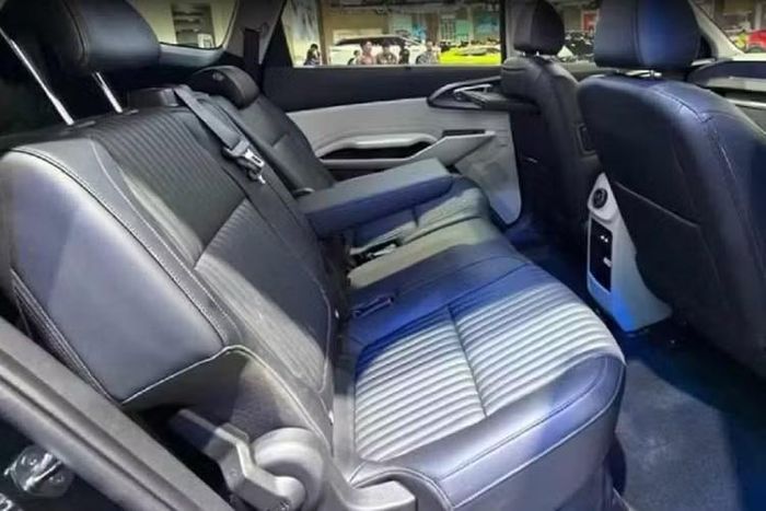 Xe còn có các tiện nghi khác như: bảng điều khiển đa chức năng có thể chuyển đổi giữa các chức năng điều hòa và hệ thống giải trí, đèn viền nội thất, ghế bọc da nhân tạo, cửa sổng trời toàn cảnh... Tổng thể cách bố trí và danh sách trang bị được đánh giá khá tương đồng với Kia Carens Clavis EV.