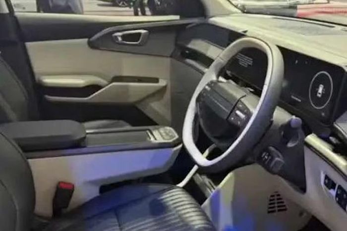 Khoang lái nổi bật với cụm màn hình kép 12,3 inch, gồm màn hình giải trí trung tâm và bảng đồng hồ kỹ thuật số, kết hợp bệ điều khiển trung tâm dạng nổi. Vô lăng sở hữu logo chữ "H" cách điệu theo mã Morse - chi tiết nhận diện quen thuộc trên các mẫu xe điện thế hệ mới của Hyundai.