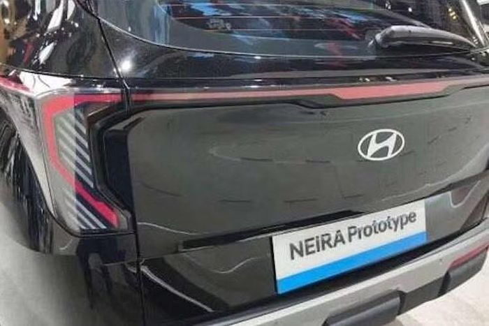 Mặc dù có tỷ lệ quen thuộc, Neira sở hữu diện mạo đặc trưng của Hyundai. Xe có dải đèn LED rộng ở phía trước, các yếu tố chiếu sáng được bố trí theo chiều dọc và phần đầu xe được thiết kế kín đáo, phù hợp với một chiếc xe điện. Một phần màu bạc dày dặn quanh cản trước phía dưới tạo thêm vẻ mạnh mẽ.