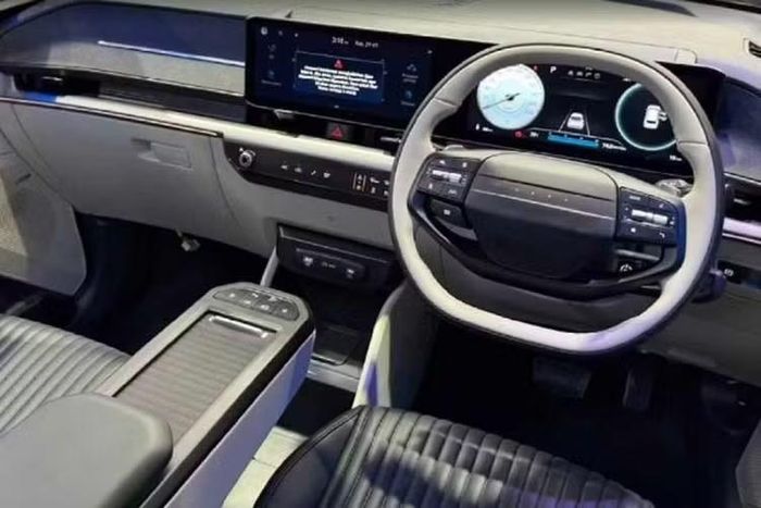 Nếu Hyundai sử dụng nền tảng cơ khí tương tự, Neira có thể có chiều dài khoảng 4.550mm, chiều rộng 1.800mm và chiều dài cơ sở 2.780mm. Không gian nội thất của Hyundai Neira cũng có nhiều điểm tương đồng với Kia Carens Clavis EV.
