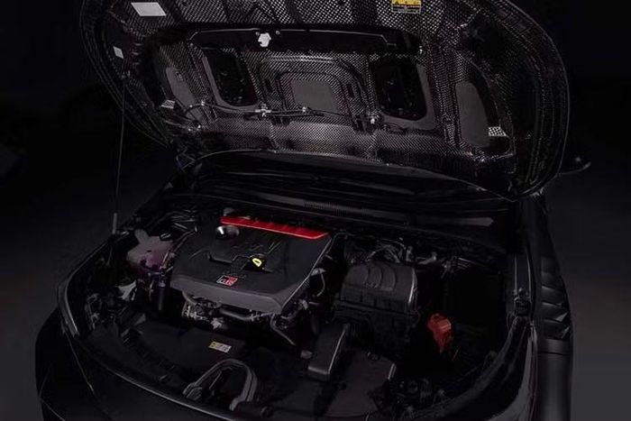 Bên cạnh đó, các kỹ sư của Toyota còn tinh chỉnh hệ dẫn động bốn bánh, trang bị hộp số sàn 6 cấp với tỷ số truyền ngắn hơn và hệ thống phun nước làm mát dành cho việc chạy liên tục trên đường đua cho mẫu xe này. Những nâng cấp này đều đáng giá nhưng không phải kiểu nâng cấp có thể khiến giá xe tăng gần gấp đôi.