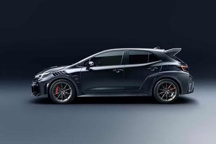 Với Toyota GRMN Corolla mới, nhiều người có thể tự hỏi mẫu xe này thực sự dành cho ai. Mẫu xe này vừa được công bố giá bán chính thức, khởi điểm từ 64.360 USD (khoảng hơn 1,69 tỷ đồng), chưa bao gồm phí vận chuyển, thuế hay khoản chênh lệch đại lý.