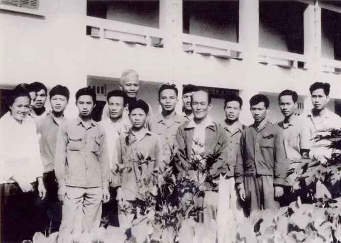 Nhà nông học Lương Định Của và các cán bộ Viện Cây lương thực và Cây thực phẩm. Ảnh: Tư liệu.