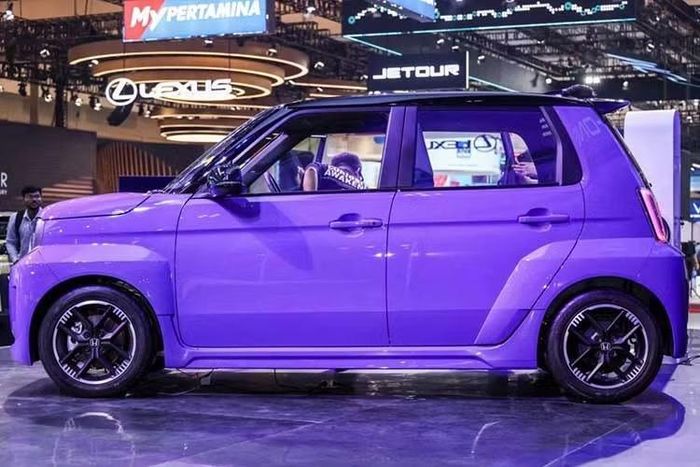 Theo Honda, hệ thống treo của xe đã được tinh chỉnh thông qua quá trình thử nghiệm trên nhiều điều kiện đường sá khác nhau tại Nhật Bản và Anh nhằm mang lại khả năng vận hành linh hoạt và cảm giác lái thú vị hơn. Super-One sở hữu phong cách thiết kế vuông vức với các vòm bánh xe mở rộng, lấy cảm hứng từ mẫu Honda City Turbo II nổi tiếng của thập niên 1980.
