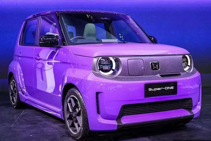 Là mẫu xe hướng đến thị trường toàn cầu, Super-One sử dụng cổng sạc CCS2 đặt phía trước đầu xe trên các phiên bản xuất khẩu, thay cho thiết kế cổng sạc đặc trưng trên phiên bản nội địa Nhật Bản. Một trong những điểm đáng chú ý nhất của Honda Super-One là trọng lượng chỉ 1.090 kg, nhẹ hơn đáng kể so với nhiều mẫu xe điện cùng phân khúc.