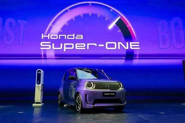 Tại thị trường Nhật Bản, Honda Super-One có giá dự kiến dao động từ 3.000.000 đến 3.500.000 yên (khoảng 507,49 - 592,07 triệu đồng). Đáng chú ý, đây sẽ là quân bài chiến lược toàn cầu của Honda khi hãng lên kế hoạch mở bán rộng rãi tại Anh, châu Âu, Úc, New Zealand và một số quốc gia châu Á.