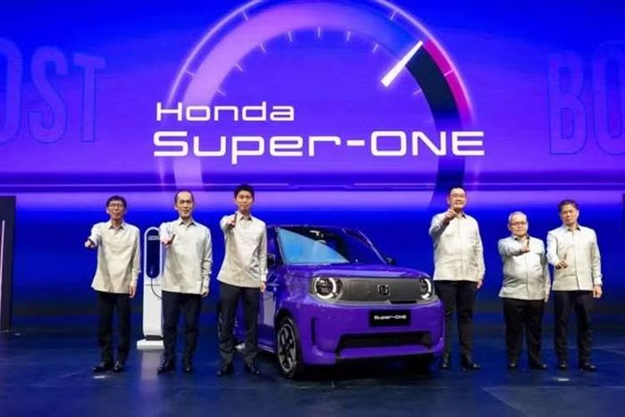 Honda mới đây đã giới thiệu mẫu xe điện cỡ nhỏ Super-One tại Triển lãm Ô tô Quốc tế Gaikindo (GIIAS) 2026, Indonesia. Mẫu ôtô điện cỡ nhỏ này sau màn ra mắt đã thu hút sự quan tâm lớn của khách tham quan, nhờ thiết kế mang phong cách cổ điển kết hợp công nghệ hiện đại.