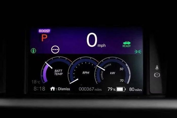 Khi người lái kích hoạt Boost Mode bằng nút bấm trên vô-lăng, động cơ sẽ khai thác toàn bộ công suất 95 PS. Chế độ này đồng thời kích hoạt hệ thống lẫy chuyển số sau vô-lăng, mô phỏng hộp số 7 cấp nhằm mang lại cảm giác điều khiển gần giống một mẫu xe sử dụng động cơ đốt trong.