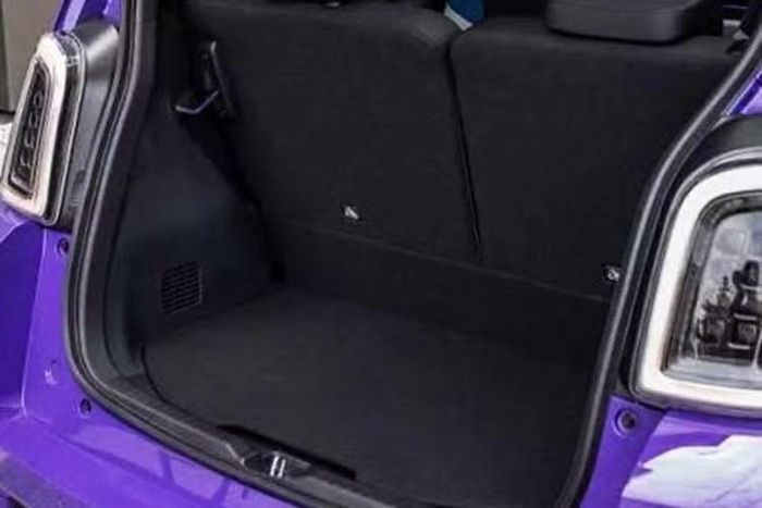 Super-One sử dụng bộ pin dung lượng 29,6 kWh, cho phạm vi hoạt động 205 km theo tiêu chuẩn WLTP hoặc 275 km theo chu trình thử nghiệm của Nhật Bản. Xe hỗ trợ sạc nhanh DC công suất tối đa 50 kW, cho phép sạc từ 20% lên 80% trong khoảng 30 phút, trong khi công suất sạc AC đạt tối đa 6 kW.
