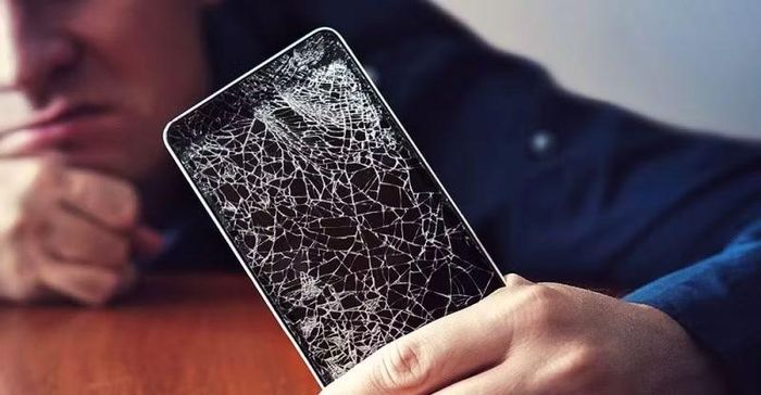 Với nhiều người, chiếc điện thoại cũ không chỉ là thiết bị công nghệ mà còn là nơi lưu giữ những dấu mốc quan trọng của cuộc sống.