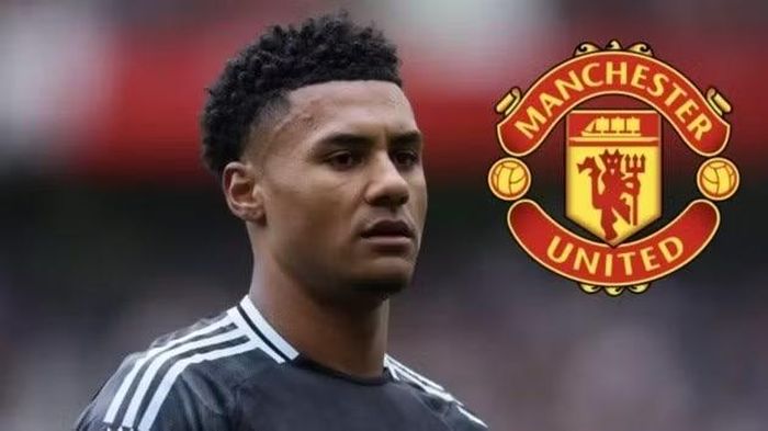 Bên cạnh việc tăng cường tuyến giữa, Man United cũng tìm kiếm một tiền đạo mới.