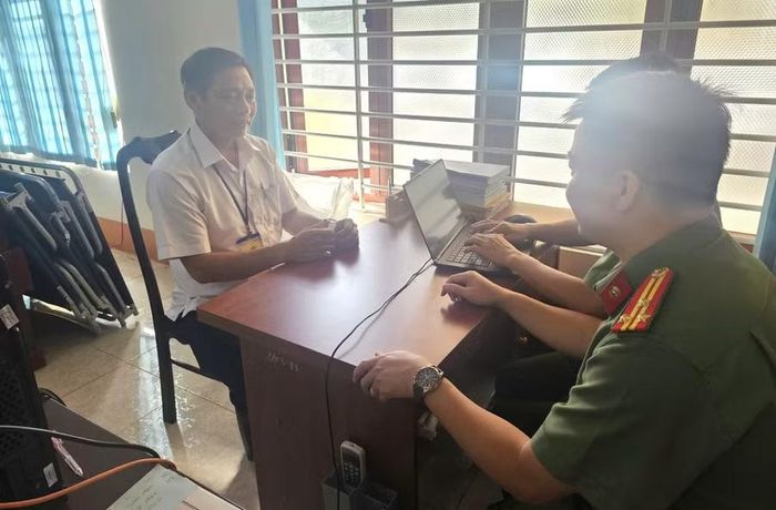 Công an Đắk Lắk làm việc với ông Võ Thanh Bình, Giám đốc Trung tâm GDNN-GDTX Sông Cầu. (Ảnh: TT)