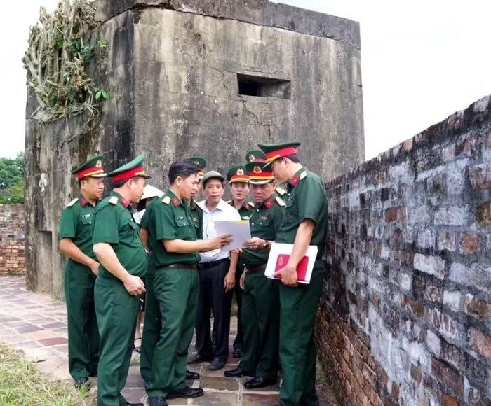 Các cơ quan chức năng khảo sát vị trí 1 lô cốt quân sự cũ cần tháo dỡ nằm trên Kinh thành Huế.