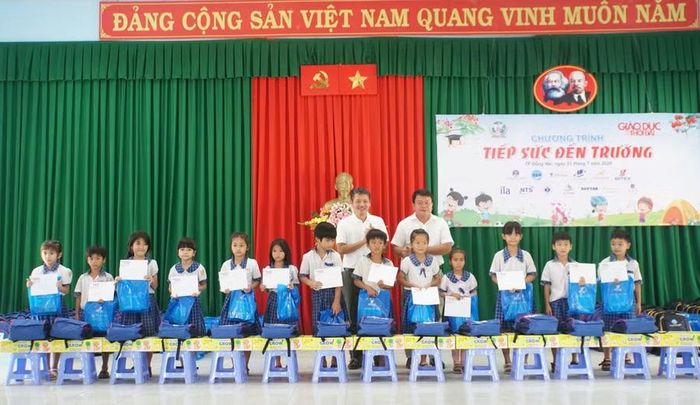 Nhà báo Nguyễn Đức Tuân, Phó Tổng biên tập Báo Giáo dục và Thời đại (trái) cùng ông Phạm Hồng Thắng, Phó Giám đốc Sở GD&amp;ĐT TP Đồng Nai trao quà, học bổng cho học sinh.