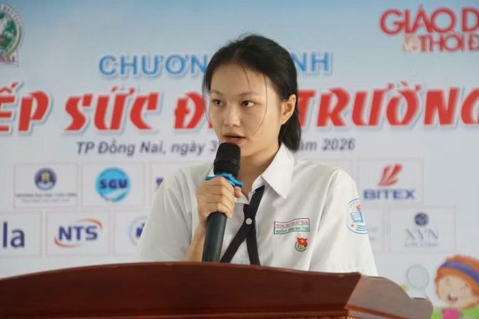 Đại diện học sinh, em Nguyễn Dương Hương Nghi, lớp 11A2, Trường THPT Tôn Đức Thắng gửi lời cảm ơn đến ban tổ chức chương trình "Tiếp sức đến trường".