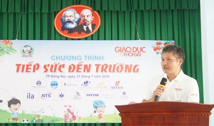 Nhà báo Nguyễn Đức Tuân, Phó Tổng biên tập Báo Giáo dục và Thời đại chia sẻ tại chương trình.