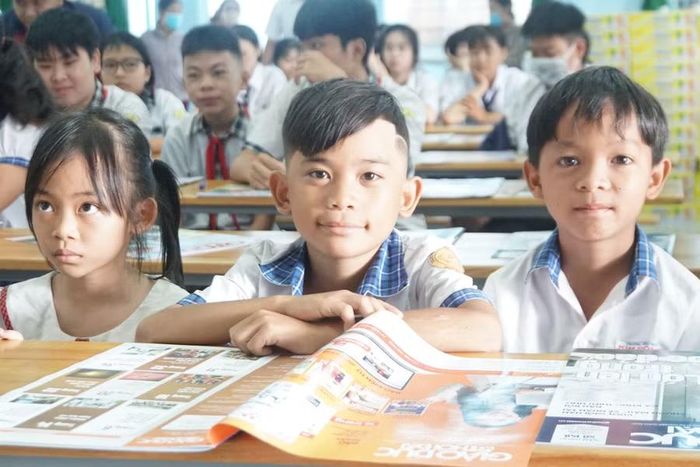 Nhóm học sinh Trường Tiểu học Kim Đồng (xã Tà Lài) trước giờ khai mạc chương trình.