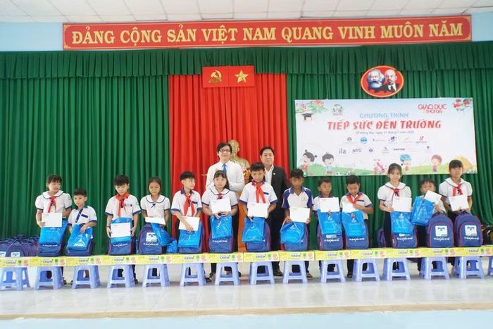 ThS Đoàn Việt Anh, Phó Giám đốc Trung tâm Tuyển sinh và Quan hệ công chúng, Trường Đại học Lạc Hồng (trái) và TS Trần Huy Hoàng, Phó Hiệu trưởng Thường trực Trường Đại học Văn Hiến trao quà, học bổng.