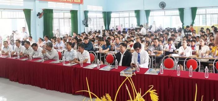Đại biểu cùng 200 học sinh tham dự chương trình "Tiếp sức đến trường" .