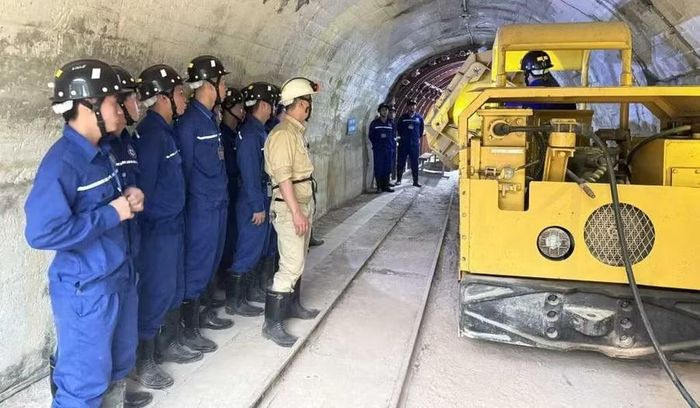 Sinh viên nghề khai thác mỏ, Trường Cao đẳng Than - Khoáng sản Việt Nam thực hành kỹ năng lái máy xúc.