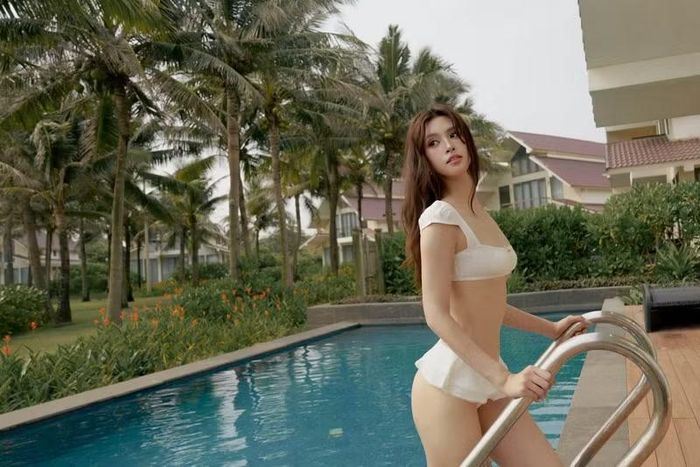 Điểm nổi bật nhất trong loạt ảnh chính là vóc dáng săn chắc, cân đối của nàng hậu. Người đẹp tự tin khoe vòng eo thon gọn, gần như không có mỡ thừa, đôi chân dài thanh thoát cùng bờ vai mảnh mai.