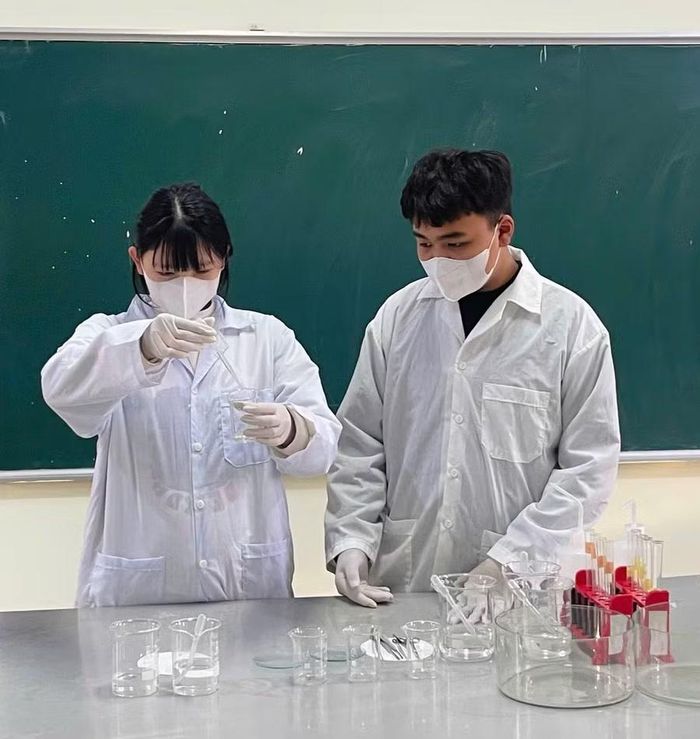 Hiền và Hùng đã đạt được kết quả xứng đáng sau gần 1 năm nghiên cứu theo đuổi đề tài.