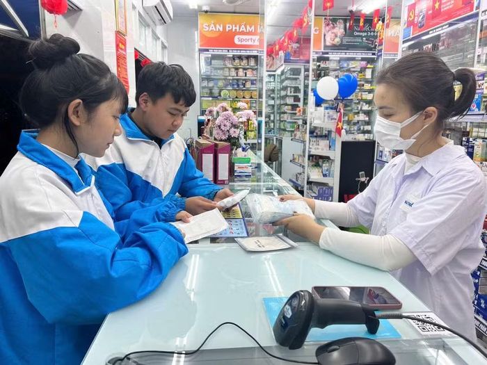 Hiền và Hùng chủ động tìm hiểu thông tin từ các cửa hàng dược liệu.