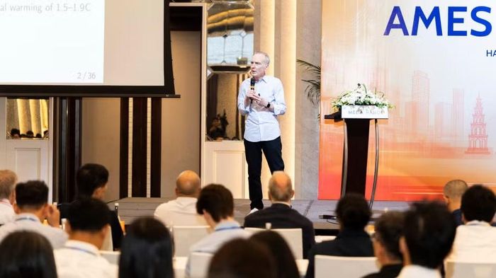 Chuyên gia, nhà khoa học quốc tế tham luận tại hội thảo.