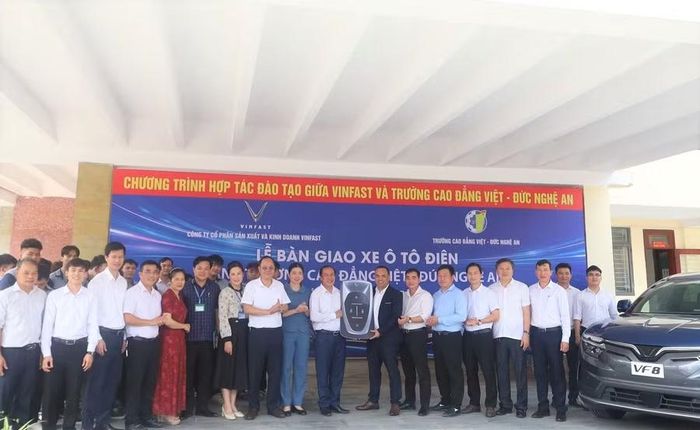 VinFast bàn giao ô tô điện cho Trường Cao đẳng Việt - Đức Nghệ An phục vụ đào tạo kỹ thuật viên nguồn. Ảnh: NTCC