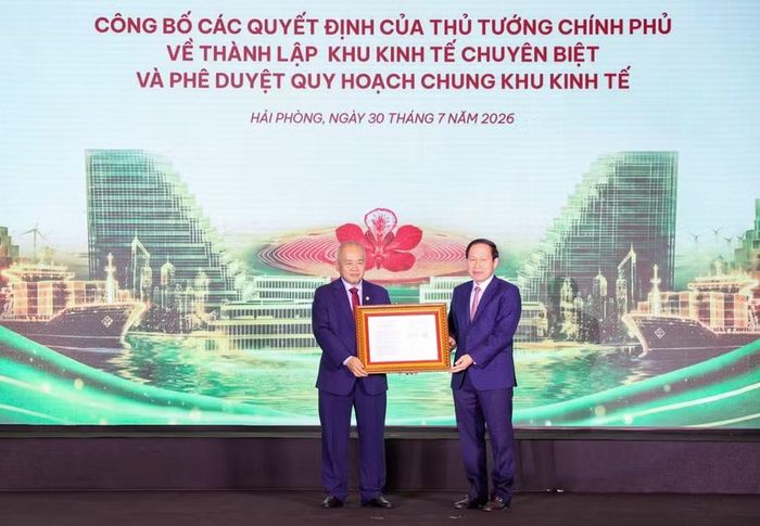 Phó Thủ tướng Lê Tiến Châu trao các quyết định của Thủ tướng về thành lập Khu kinh tế chuyên biệt Hải Phòng và phê duyệt Quy hoạch chung Khu kinh tế ven biển phía Nam Hải Phòng. (Ảnh: Báo và Đài phát thanh Truyền hình Hải Phòng)