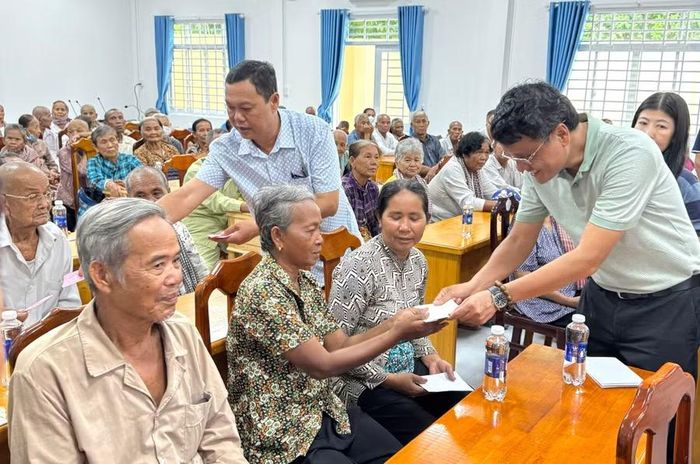 Ông Nguyễn Khánh Linh, Công ty Cổ phần Chứng khoán Thành Công trực tiếp trao 195 suất quà cho các cụ cao tuổi.