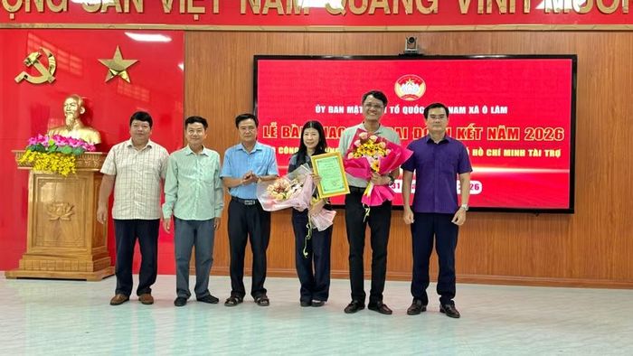 Chính quyền địa phương trao Thư cảm tạ và hoa tri ân nhà tài trợ.