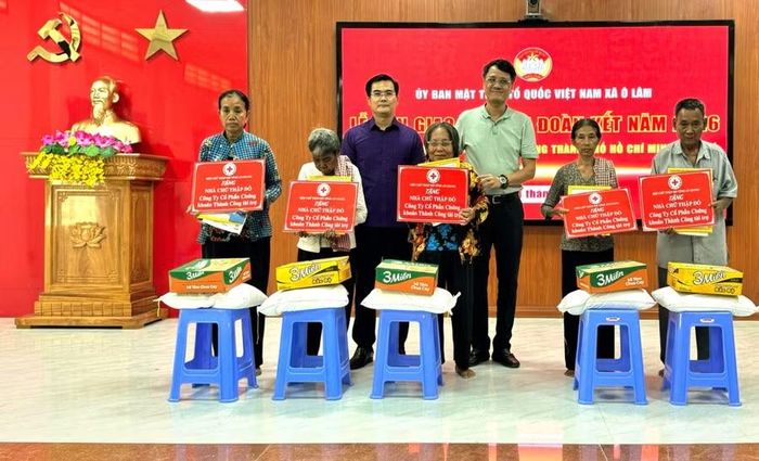 Xã Ô Lâm (tỉnh An Giang) bàn giao 17 nhà Đại đoàn kết và trao 195 phần quà cho đồng bào Khmer.