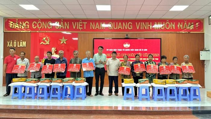 Trao tặng bảng tượng trưng nhà Đại đoàn kết và quà cho người dân khó khăn.