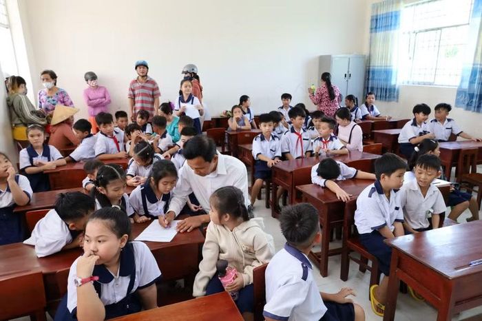 Học sinh đăng ký thăm khám nha.