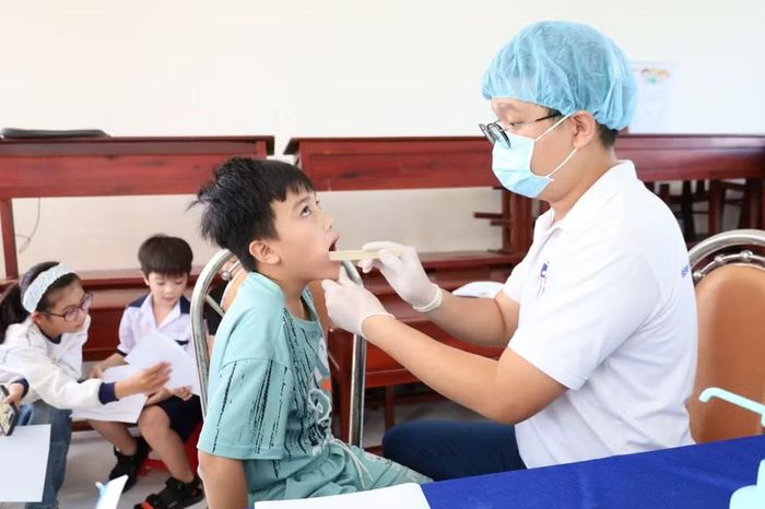 Kiểm tra răng miệng.