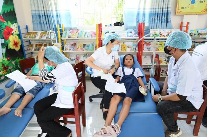 Học sinh được tư vấn, hướng dẫn trước khi khám.