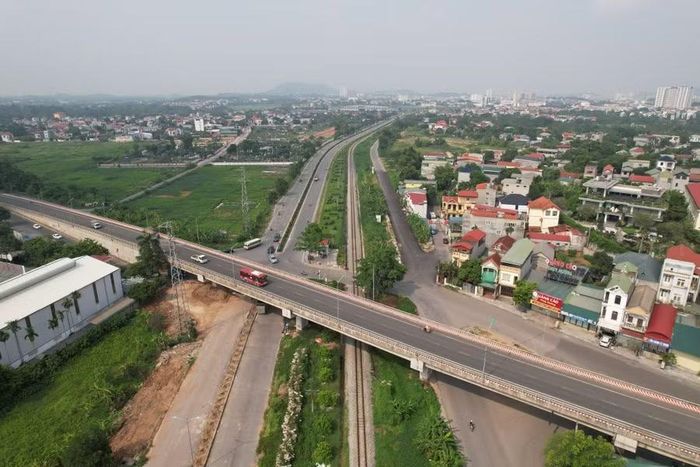 Dự án đường song song đường sắt đoạn qua tỉnh Vĩnh Phúc cũ sắp hoàn thành. Ảnh: Khánh Linh