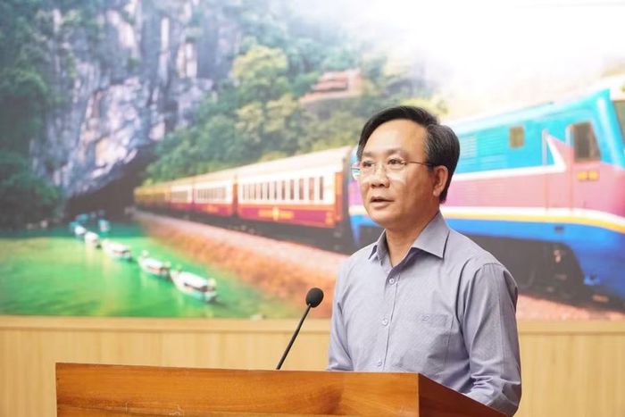 Ông Hoàng Xuân Tân, Phó Chủ tịch UBND tỉnh phát biểu tại hội thảo.
