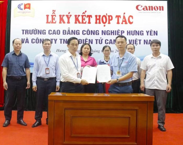 Lễ ký kết hợp tác giữa Trường Cao đẳng Công nghiệp Hưng Yên và Công ty TNHH Điện tử Canon Việt Nam.