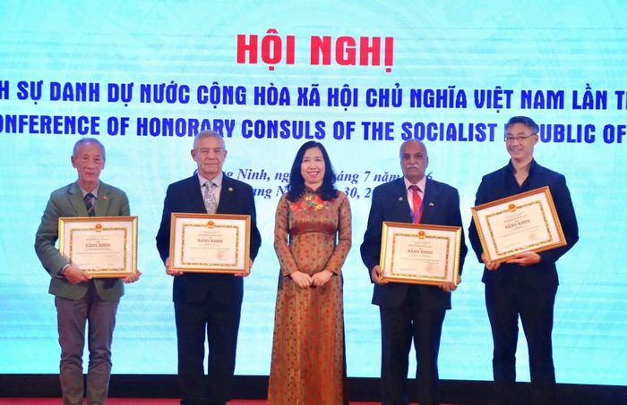 Tại Hội nghị lần này, ông sẽ tham gia phiên thảo luận về hợp tác kinh tế. Từ kinh nghiệm nhiều năm kết nối doanh nghiệp và xúc tiến đầu tư quốc tế, theo ông, đâu là yếu tố then chốt để tạo dựng niềm tin, thúc đẩy đầu tư và tăng cường kết nối giữa doanh nghiệp Việt Nam với các đối tác nước ngoài?