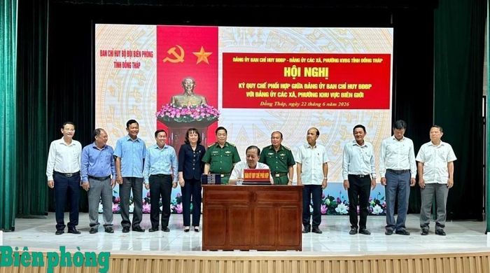 Đại diện Đảng ủy các xã, phường khu vực biên giới tỉnh Đồng Tháp ký Quy chế phối hợp với Đảng ủy Ban Chỉ huy Bộ đội Biên phòng tỉnh Đồng Tháp giai đoạn 2026-2030. Ảnh: Hòa Bình