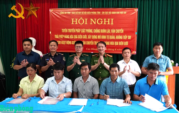 Đại diện các xóm trên địa bàn xã Lý Quốc, tỉnh Cao Bằng ký cam kết thực hiện mô hình tự quản, không tiếp tay cho hoạt động buôn lậu, vận chuyển trái phép hàng hóa qua biên giới. Ảnh: Huy Dương