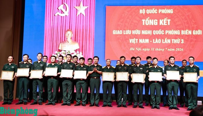 Thừa ủy quyền của Bộ trưởng Bộ Quốc phòng, Thượng tướng Đỗ Xuân Tụng (thứ 7, từ phải sang) trao Bằng khen của Bộ trưởng Bộ Quốc phòng tặng các tập thể có thành tích xuất sắc trong tham mưu, tổ chức và tham gia Giao lưu hữu nghị Quốc phòng biên giới Việt Nam - Lào lần thứ 3. Ảnh: Thanh Xuân